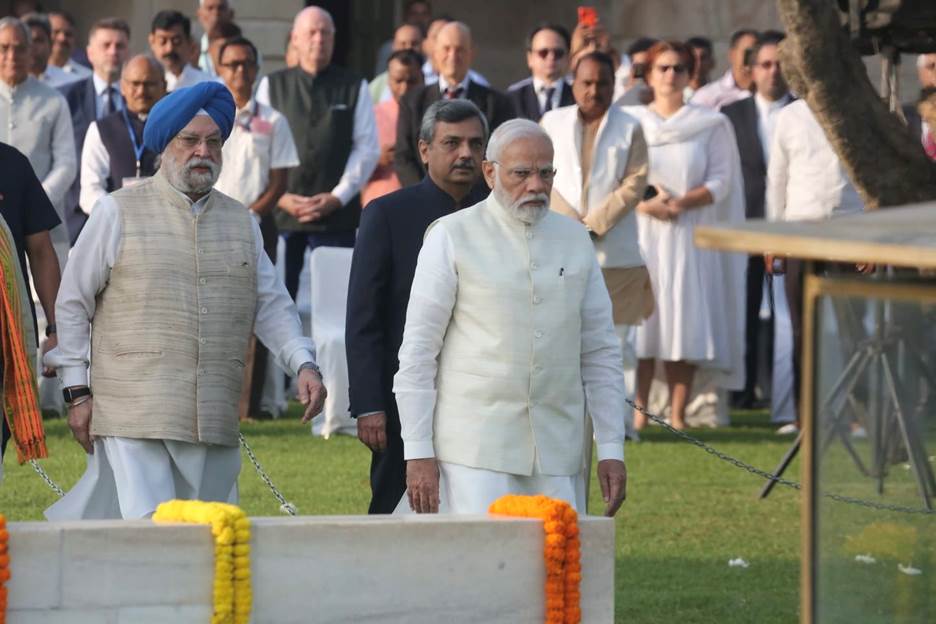 Dignitaries pay tribute to Father of the Nation Mahatma Gandhi