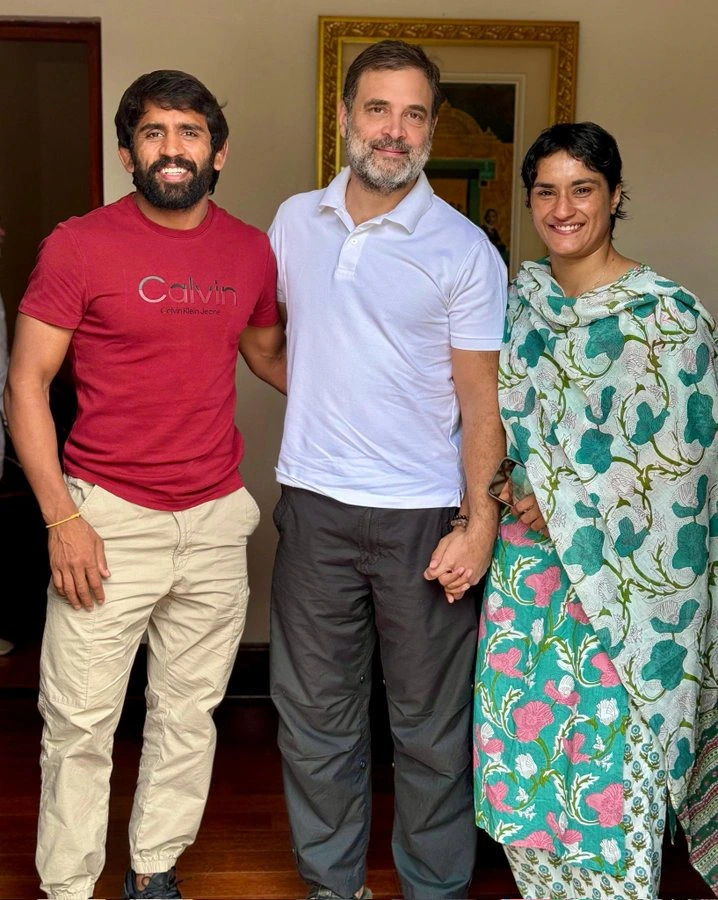 Rahul Gandhi's visit to the hands of Congress wrestlers Vinesh Phogat and Bajrang Punia has created a lot of interest.